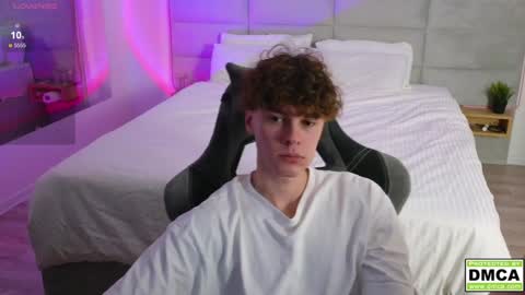 Snapshot of cute_thomas chatting on December 6, 11:08 pm Thomas - online show from December 6, 11:08 pm