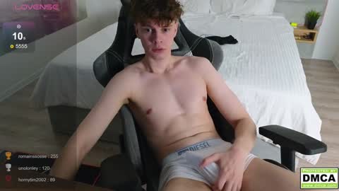 Snapshot of cute_thomas chatting on December 21, 11:02 pm Thomas - online show from December 21, 11:02 pm