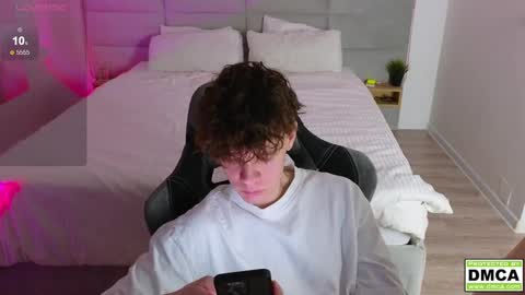Snapshot of cute_thomas chatting on February 10, 8:31 pm Thomas - online show from February 10, 8:31 pm