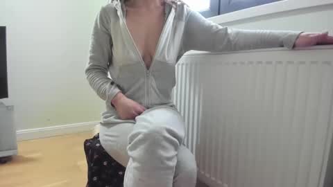 Snapshot of cuteangelx chatting on March 3, 7:32 am Anne-Marie online show from March 3, 7:32 am