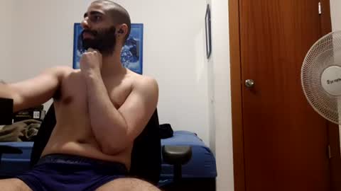 cuteguy52 online show from June 18, 10:15 pm