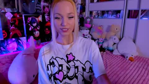 Snapshot of cuttie_ponyy chatting on March 10, 12:39 am Nora online show from March 10, 12:39 am
