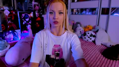 Snapshot of cuttie_ponyy chatting on December 6, 12:40 am Nora online show from December 6, 12:40 am