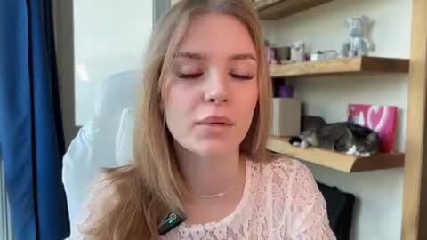 Im Emi streaming with my friend Reyna today online show from June 20, 1:28 pm
