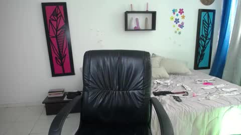 Snapshot of dahiana_sterling chatting on February 15, 6:33 pm Dahiana online show from February 15, 6:33 pm
