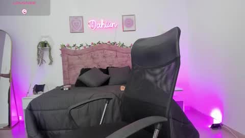 dahiian_01 online show from December 1, 1:31 pm