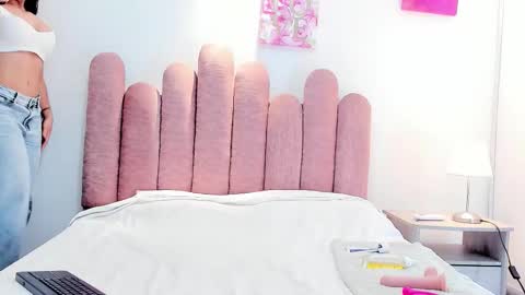 D A I S Y  online show from November 10, 8:22 pm