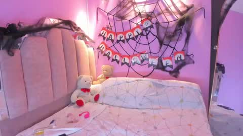 D A I S Y  online show from October 28, 7:59 pm