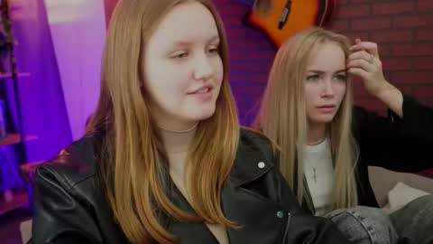 dakotaajohnnson online show from September 25, 1:07 pm