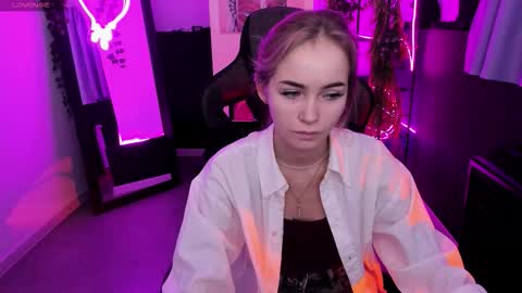 dakotaajohnnson online show from November 4, 8:26 am