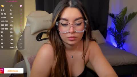 dakottaa__ online show from November 22, 12:20 am