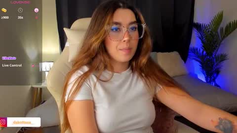 dakottaa__ online show from November 7, 12:03 am