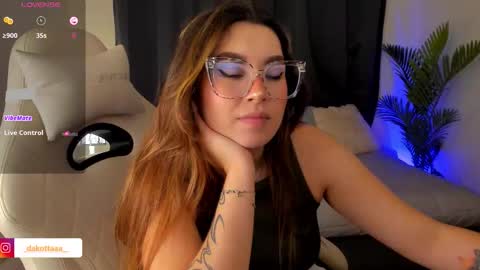 dakottaa__ online show from November 9, 12:25 am