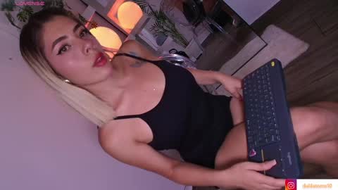 dalilathoms online show from April 16, 9:39 pm