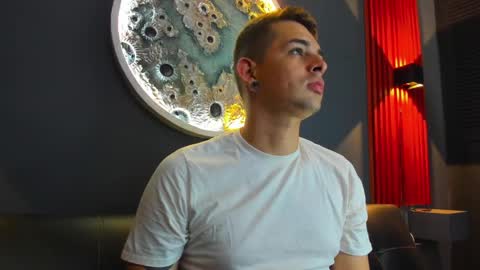 Snapshot of damian__oliver chatting on December 12, 9:08 am Damian Oliver online show from December 12, 9:08 am