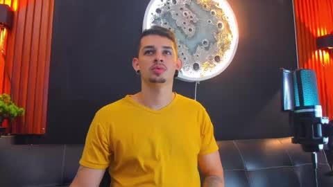 Snapshot of damian__oliver chatting on March 10, 9:23 am Damian Oliver online show from March 10, 9:23 am