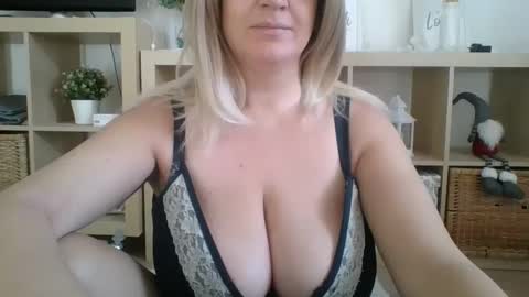 DanaHotMILF online show from February 19, 9:39 am