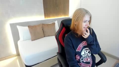 Snapshot of daniand_ chatting on September 12, 12:07 pm D A N I A online show from September 12, 12:07 pm