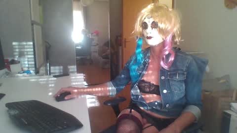 newcumer online show from December 4, 12:30 pm