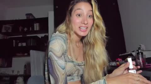Snapshot of danikrosse chatting on January 25, 7:06 am Danik online show from January 25, 7:06 am