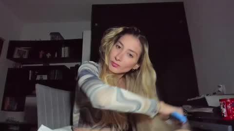 Snapshot of danikrosse chatting on January 27, 3:58 am Danik online show from January 27, 3:58 am