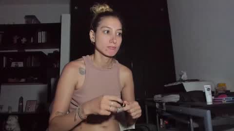 Snapshot of danikrosse chatting on January 19, 4:01 am Danik online show from January 19, 4:01 am