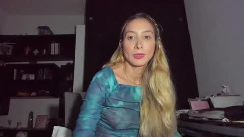 Snapshot of danikrosse chatting on January 28, 4:39 am Danik online show from January 28, 4:39 am