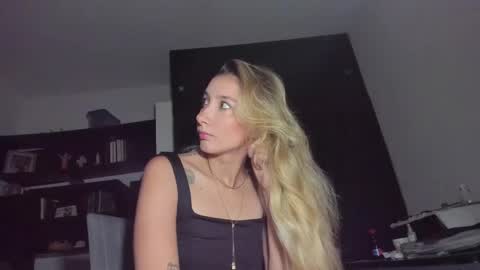 Snapshot of danikrosse chatting on February 13, 4:00 am Danik online show from February 13, 4:00 am