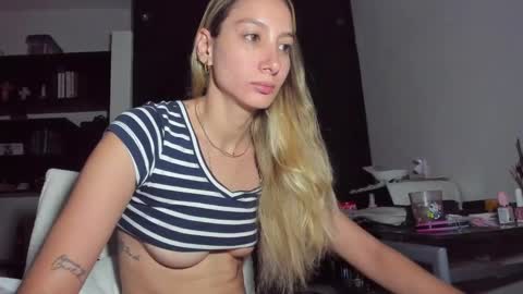 Snapshot of danikrosse chatting on January 26, 4:09 am Danik online show from January 26, 4:09 am
