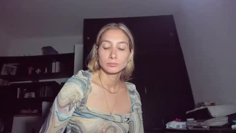 Snapshot of danikrosse chatting on March 1, 3:53 am Danik online show from March 1, 3:53 am