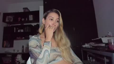 Snapshot of danikrosse chatting on January 27, 7:03 am Danik online show from January 27, 7:03 am