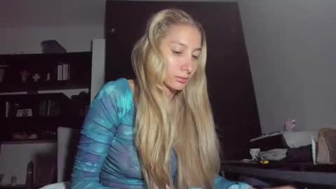 Snapshot of danikrosse chatting on March 3, 3:52 am Danik online show from March 3, 3:52 am