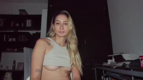 Snapshot of danikrosse chatting on February 11, 7:02 am Danik online show from February 11, 7:02 am