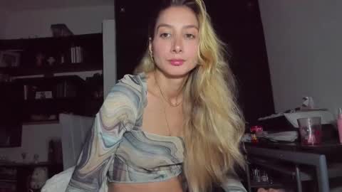 Snapshot of danikrosse chatting on January 25, 4:02 am Danik online show from January 25, 4:02 am