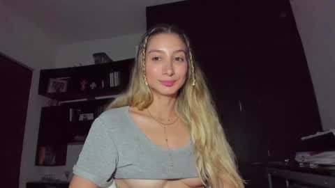 Snapshot of danikrosse chatting on February 1, 6:54 am Danik online show from February 1, 6:54 am
