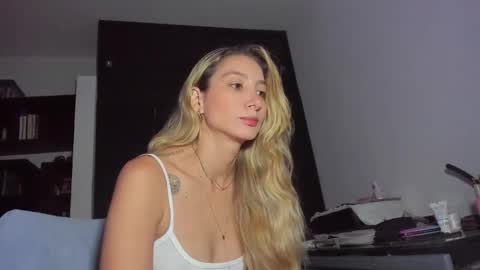 Snapshot of danikrosse chatting on February 5, 3:55 am Danik online show from February 5, 3:55 am