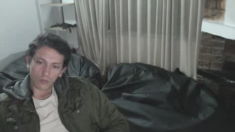 Snapshot of danruiz33 chatting on December 17, 2:01 am Dan online show from December 17, 2:01 am