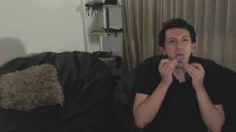 Snapshot of danruiz33 chatting on December 31, 2:51 am Dan online show from December 31, 2:51 am