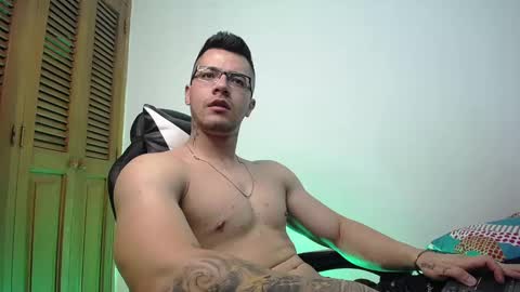 Snapshot of danteread chatting on March 6, 2:51 am danteread online show from March 6, 2:51 am