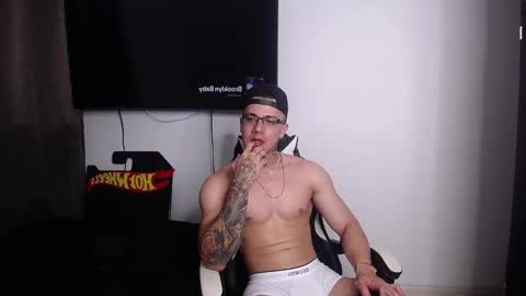 Snapshot of danteread chatting on January 31, 12:06 am danteread online show from January 31, 12:06 am