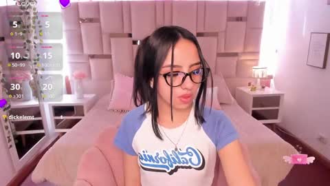 Snapshot of daphne_chers chatting on February 3, 8:13 pm daphne_chers online show from February 3, 8:13 pm