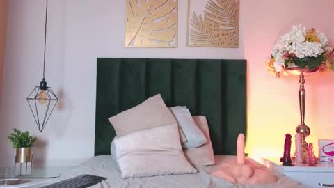 DAPHNE BEAUMONT online show from October 18, 2:21 pm