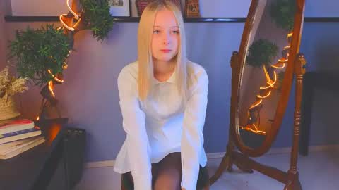 Kami online show from October 24, 3:40 am