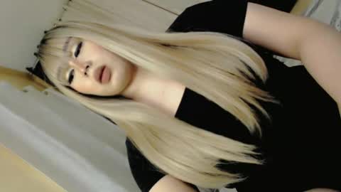 Snapshot of darcy_world chatting on December 5, 4:17 pm DARCY online show from December 5, 4:17 pm