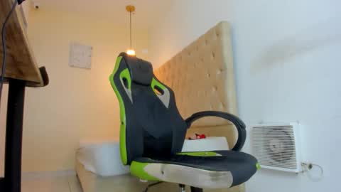 darkknightx01 online show from December 1, 2:20 am