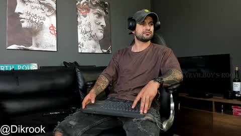 Snapshot of davevilboy chatting on December 4, 1:03 pm Daves online show from December 4, 1:03 pm