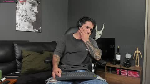 Snapshot of davevilboy chatting on December 6, 1:27 pm Daves online show from December 6, 1:27 pm