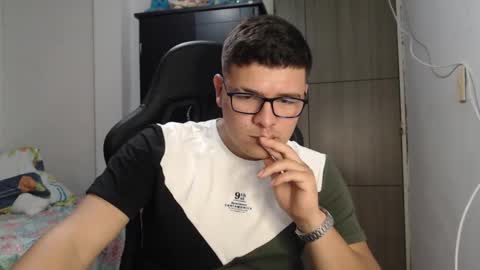 Snapshot of david_smit_ chatting on March 4, 9:32 pm david smit online show from March 4, 9:32 pm