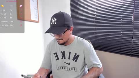 Snapshot of daviidevans chatting on December 2, 5:21 pm David Evans online show from December 2, 5:21 pm