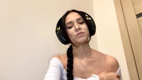 Mia online show from September 21, 10:08 am